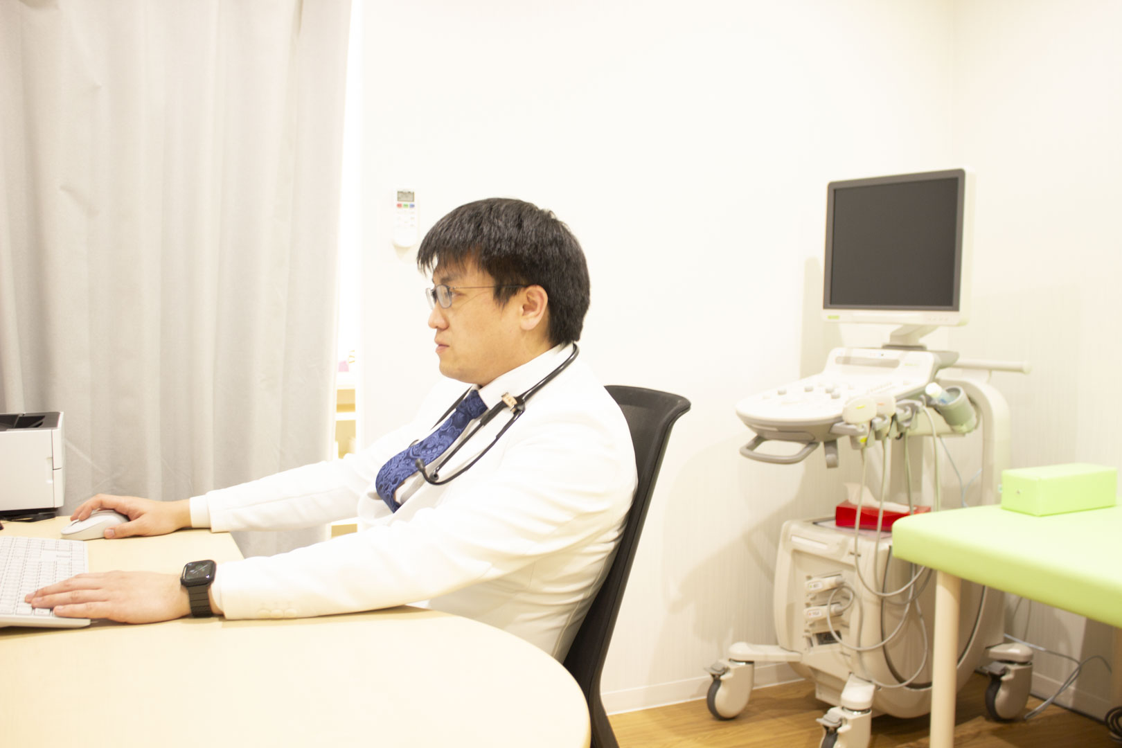 診察中の院長